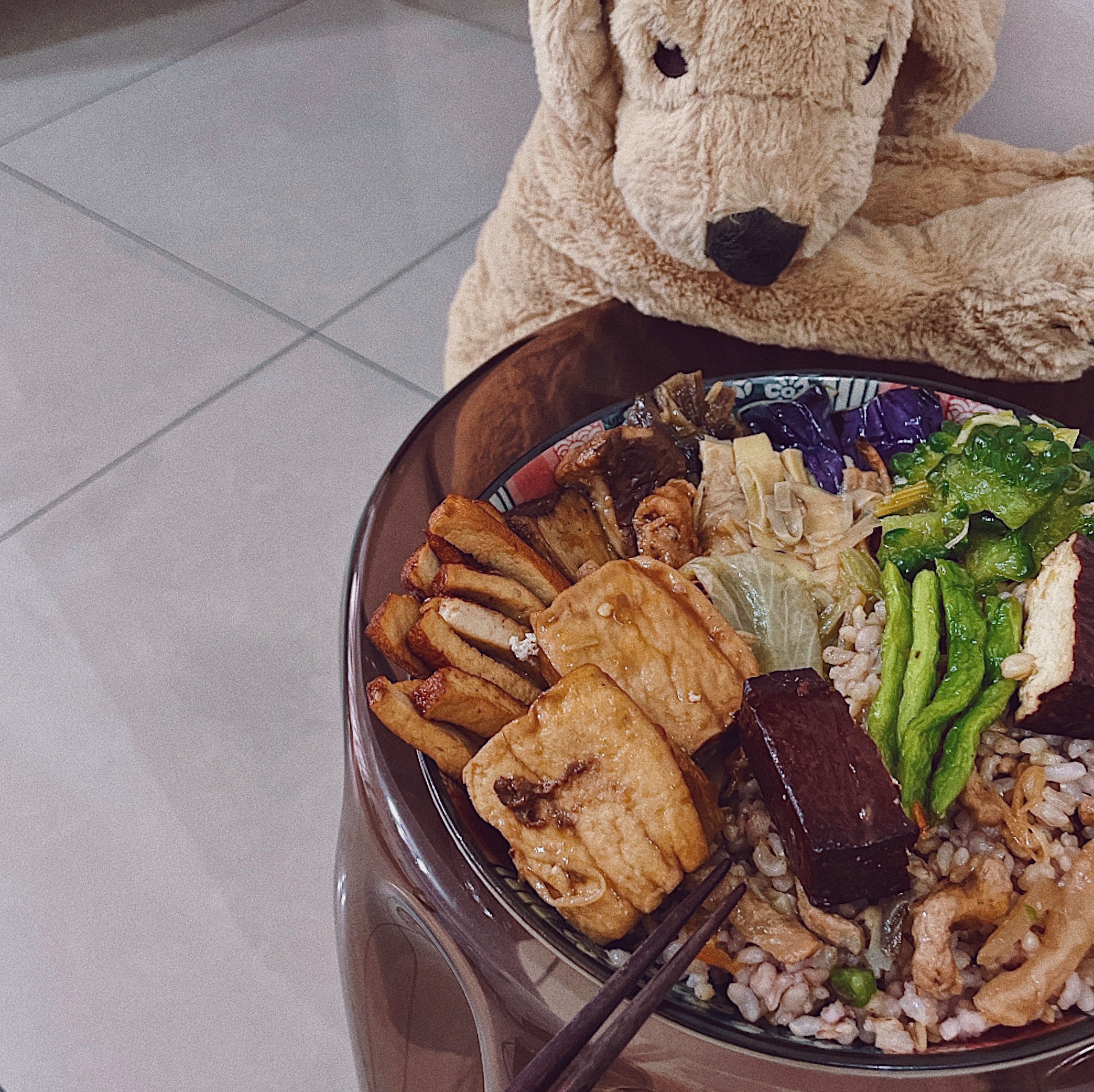 【美食地圖】外帶 滋滋葷韻且撩舌心弦的平價蔬食自助餐 ｜ 蓁蓁素食